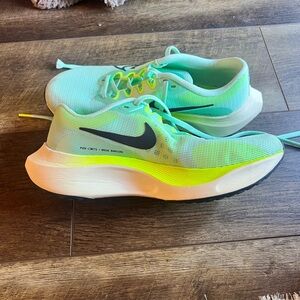 Nike Zoom Fly 5 Ghost Green Size 9